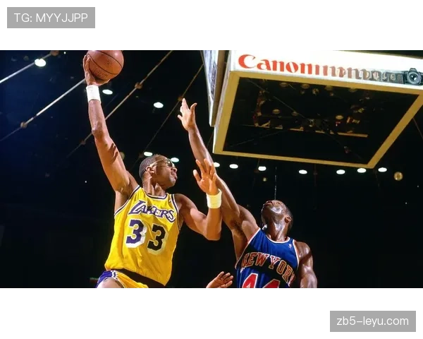 贾巴尔无球掩护拉开空间，改变对手内线防守结构