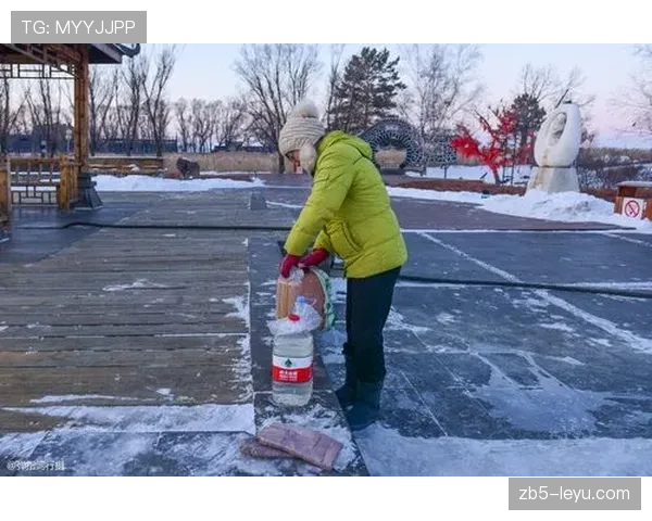 贝林厄姆家的冰箱里塞满了能量饮料，连矿泉水都得排队